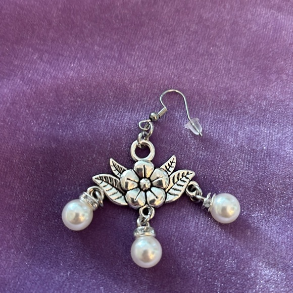 💜💜💜 3/$30 Custom made. So lovely! Elegant Silver and Pearl Floral Earrings E51 - Picture 2 of 4